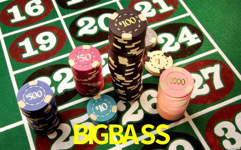 Escena dinámica inspirada en casino con iluminación BIGBASS, cartas, fichas e íconos de juegos digitales en un espacio moderno de juegos.